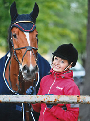 Foto: Portrait Nora Tranins mit Pferd